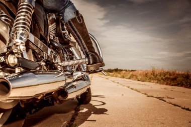 Motorcu kız bir motosiklet sürme