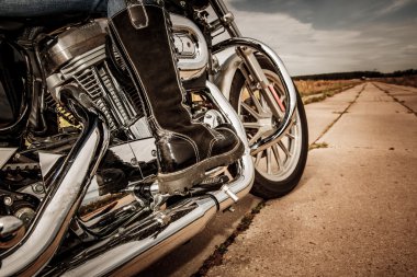 Motorcu kız bir motosiklet sürme