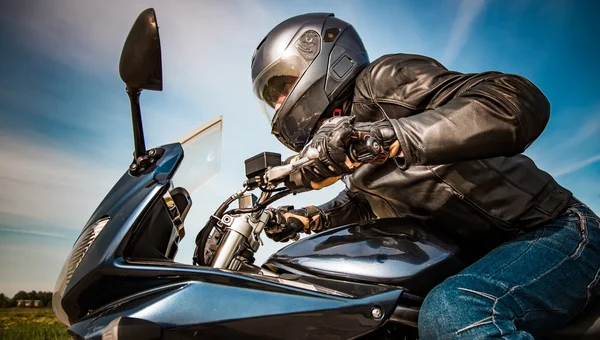 Yolda yarış motorcu — Stok fotoğraf