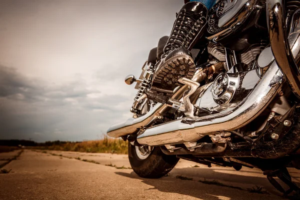 Biker meisje rijden op een motorfiets — Stockfoto