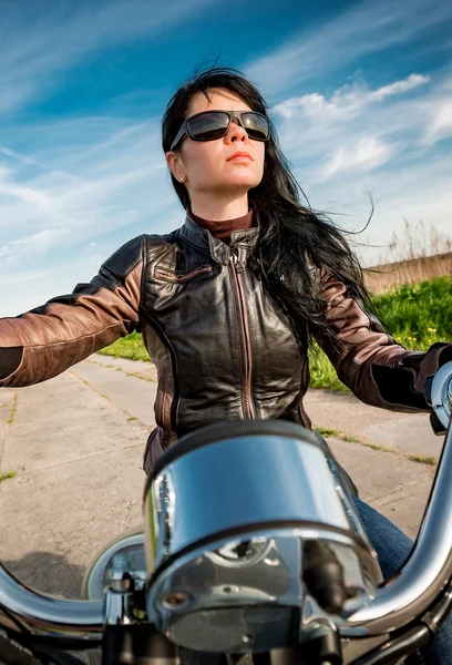 Menina motociclista em uma motocicleta — Fotografia de Stock