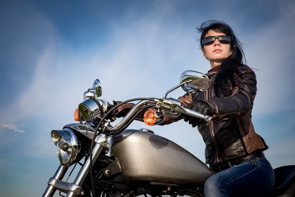 Biker Mädchen auf einem Motorrad — Stockfoto