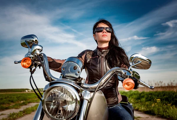 骑摩托车的女孩 — 图库照片