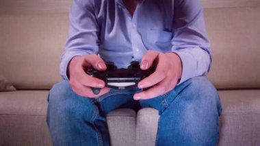 Gamepad ile video oyunları oynarken