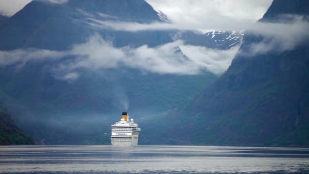 Kryssningsfartyg, kryssning Liners på Hardanger fjorden, Norge — Stockvideo