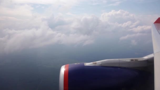 Вид из окна самолета на облака — стоковое видео