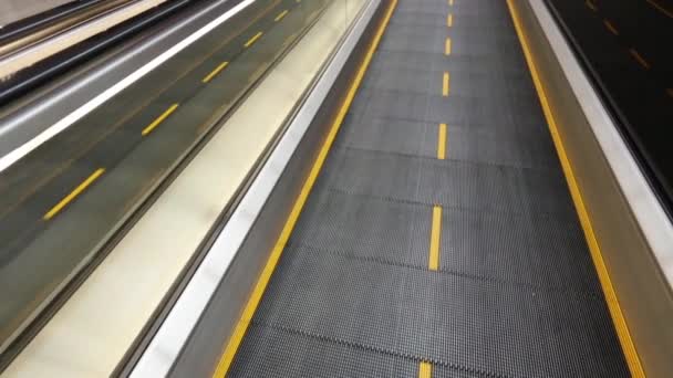 Kaldırım da travelator, walkalator ve movator hareketli Havaalanı. — Stok video