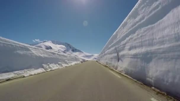 Condução de um carro em uma estrada na Noruega — Vídeo de Stock