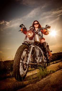 motosiklet üzerinde oturan Motorcu kız