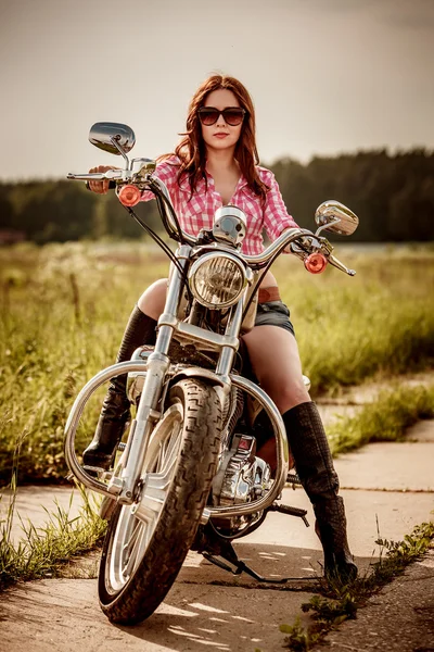 Chica motociclista sentada en motocicleta —  Fotos de Stock