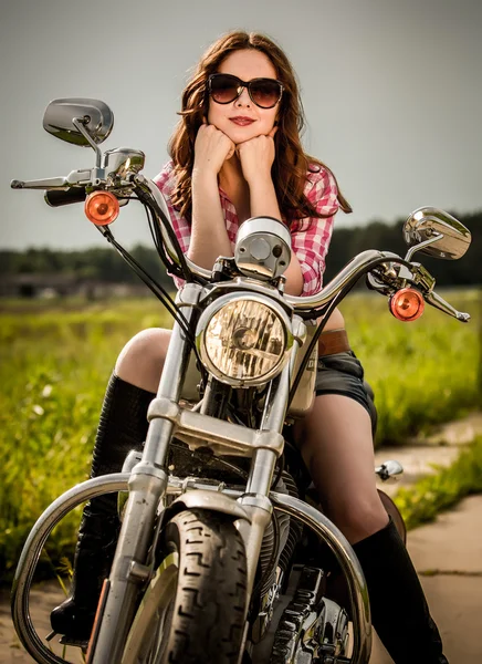 Ποδηλάτης κοπέλα καθόταν στη μοτοσικλέτα — Φωτογραφία Αρχείου