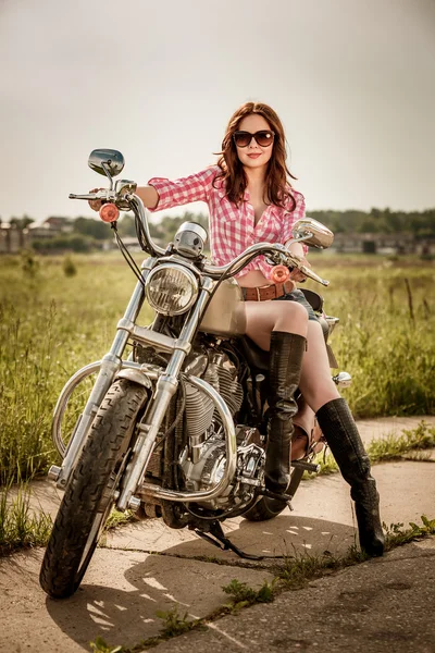 Motosiklet üzerinde oturan Motorcu kız — Stok fotoğraf