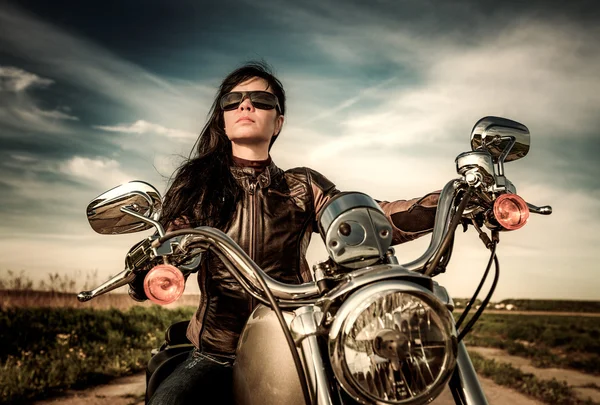 Chica motociclista sentada en motocicleta —  Fotos de Stock