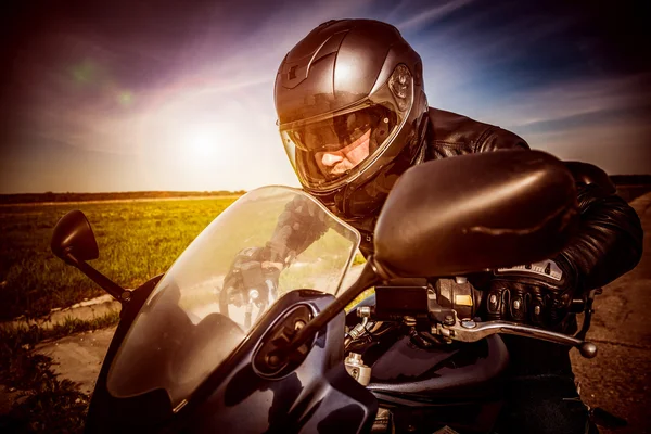 Corrida de motociclista na estrada — Fotografia de Stock
