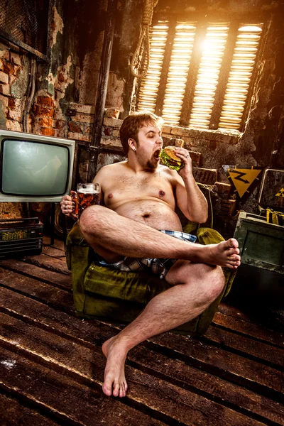 Λίπος άνθρωπος τρώει χάμπουργκερ — Φωτογραφία Αρχείου