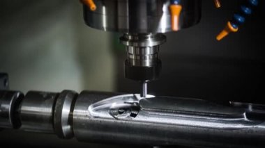 Metal işleten CNC değirmen makinesi. Metal modern işleme teknolojisi kesiliyor.