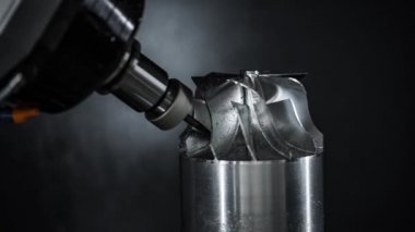 Metal işleten CNC değirmen makinesi. Metal modern işleme teknolojisi kesiliyor.