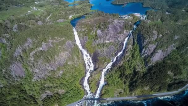 航拍镜头 Latefossen 瀑布沃德挪威。洛特瀑布是一个功能强大，双瀑布。查看从鸟瞰. — 图库视频影像