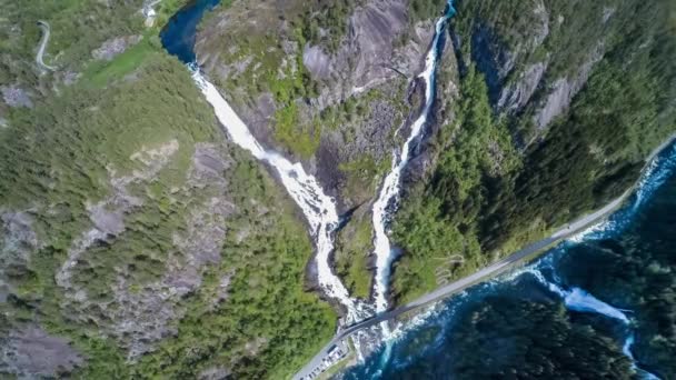 Imágenes aéreas de la cascada Latefossen Odda Noruega. Latefoss es una poderosa cascada gemela. Vista desde la vista de pájaro . — Vídeo de stock