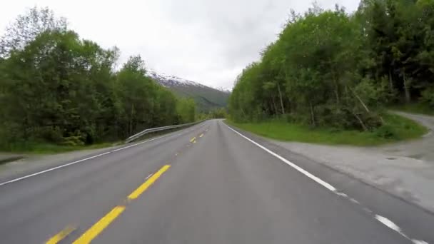 Autó vezetés egy úton Norvégiában — Stock videók