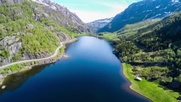 Luchtfoto 's Prachtige Natuur Noorwegen. Over de meren en fjorden vliegen.Uitzicht vanuit vogelperspectief. — Stockvideo