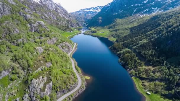 Luchtfoto 's Prachtige Natuur Noorwegen. Over de meren en fjorden vliegen.Uitzicht vanuit vogelperspectief. — Stockvideo