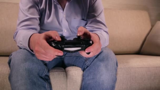 Jugar Videojuegos con Gamepad — Vídeos de Stock