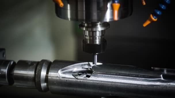 Fraiseuse CNC de travail des métaux. Découpe de métal technologie de traitement moderne.