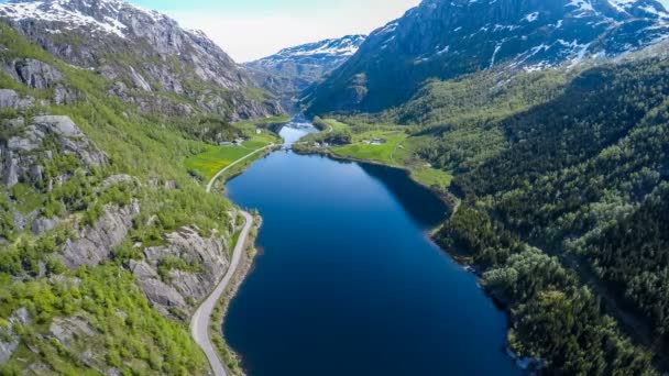 Luchtfoto beeldmateriaal prachtige natuur Noorwegen. Vliegen over de meren en fjorden. Uitzicht vanaf de vogelvlucht bekijken. 4 k Ultra Hd. — Stockvideo