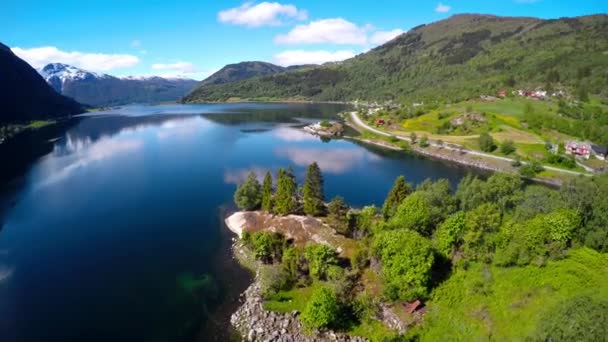 Hermosa naturaleza Noruega. Volando sobre el Sognefjorden . — Vídeo de stock