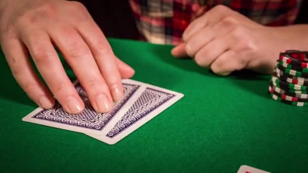 Poker oyuncusu bir bahis oynama — Stok video