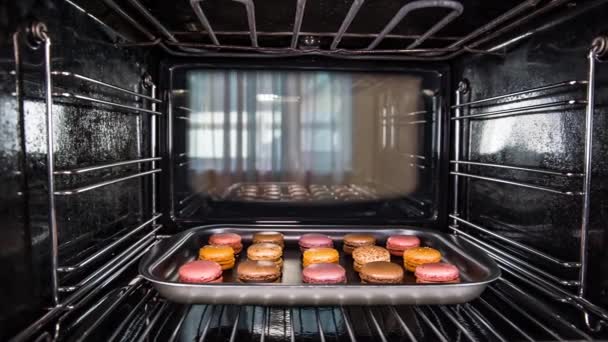 烘焙食品在烤箱视图从烤箱。在烤箱烹饪. — 图库视频影像