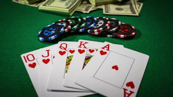 Игрок в покер делает ставку — стоковое видео