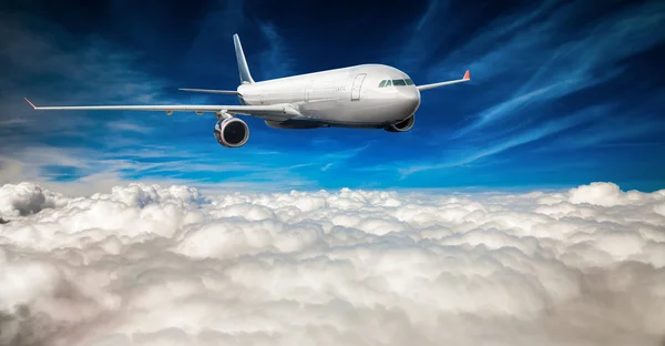 Пассажирский авиалайнер в небе — стоковое фото
