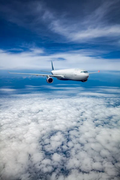 Avión de pasajeros en el cielo — Foto de Stock