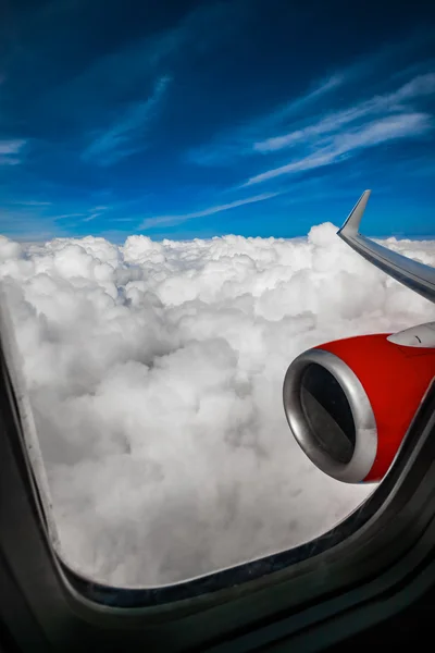 Imagen clásica a través de la ventana del avión en el motor jet — Foto de Stock