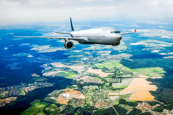Пассажирский авиалайнер в небе — стоковое фото