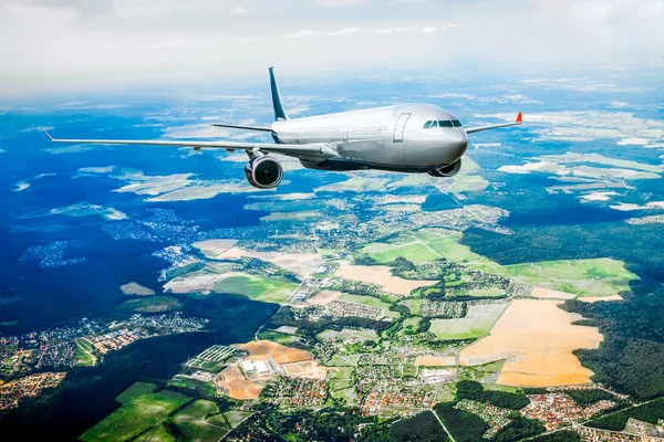 Avión de pasajeros en el cielo —  Fotos de Stock