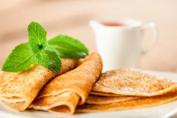 Panquecas saborosas com molho, café da manhã — Fotografia de Stock