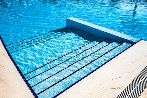 Escaleras clara piscina azul — Foto de Stock
