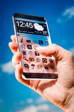 insan elinde şeffaf ekranlı akıllı telefon.