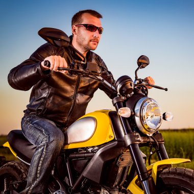 Motosikletli bir motorcu