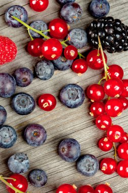 Taze çilek ve ahududu - böğürtlen closeup arka plan