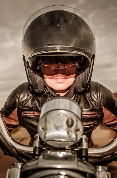 Motociclista chica en una motocicleta — Foto de Stock