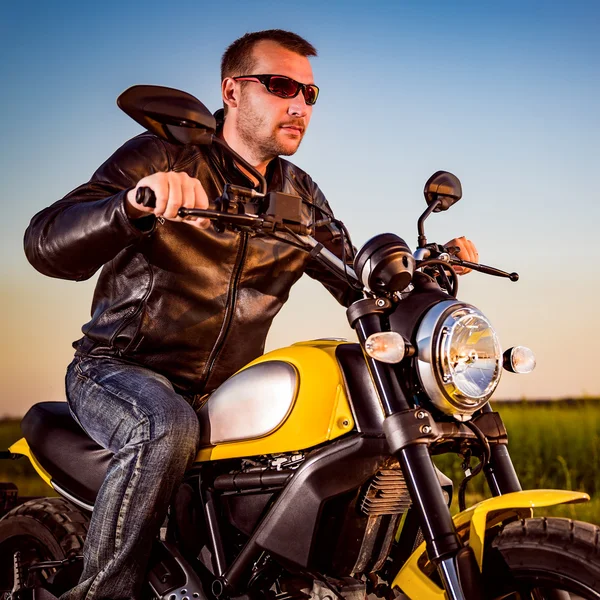 Biker auf einem Motorrad — Stockfoto