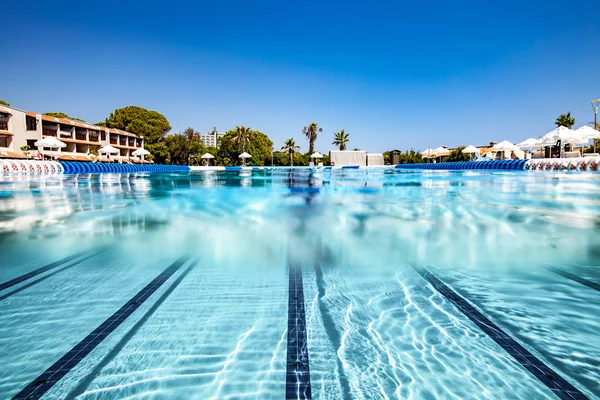 Piscina tropical — Fotografia de Stock