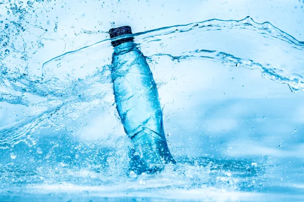 Пляшка бризок води — стокове фото