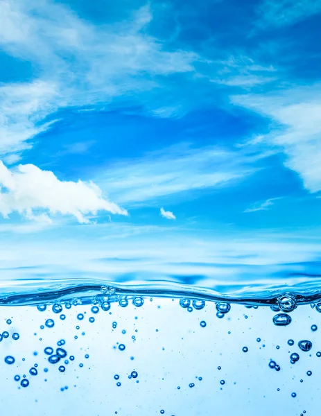 Chiudere l'acqua su uno sfondo di cielo blu — Foto Stock