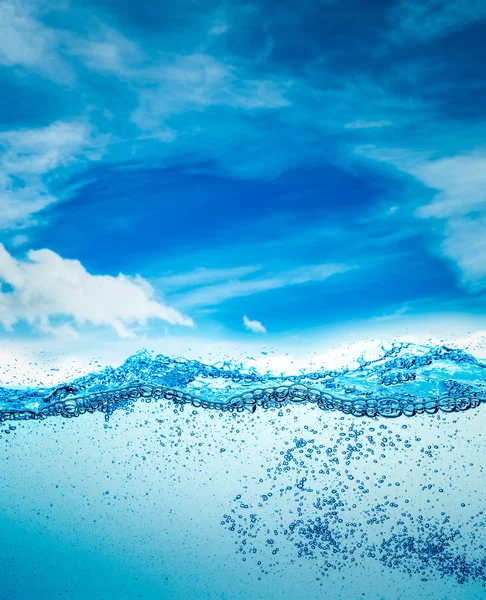 关闭水在蓝色天空背景 — 图库照片