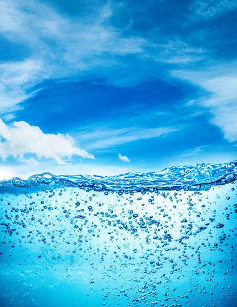 Zamknij się wody na tle niebieskiego nieba — Zdjęcie stockowe